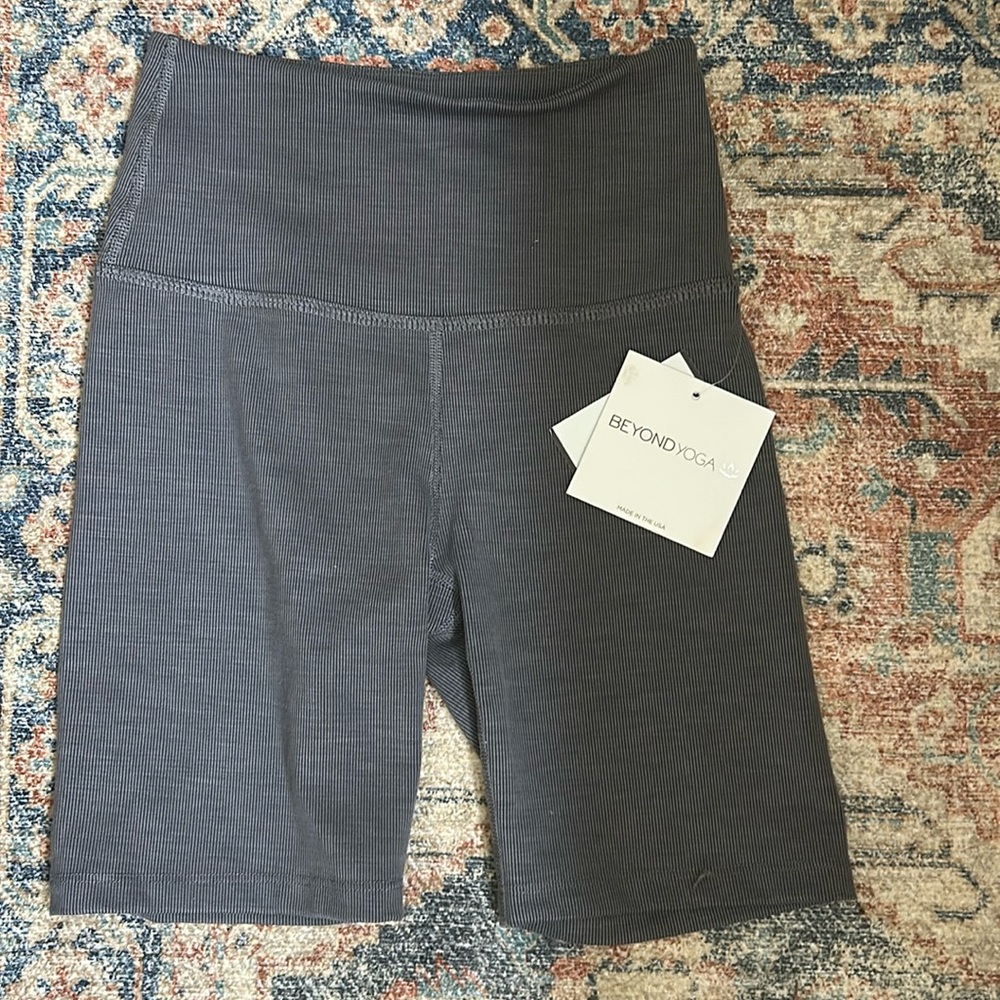 NWT Beyond yoga biker short ribbed small